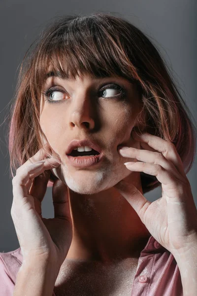 Belle fille avec de la poudre sur les mains — Photo de stock