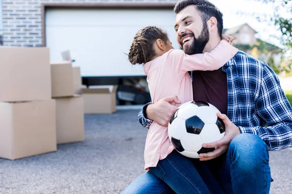 Padre e hija con pelota de fútbol - foto de stock