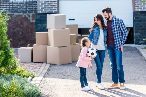 Famille devant une nouvelle maison — Photo de stock