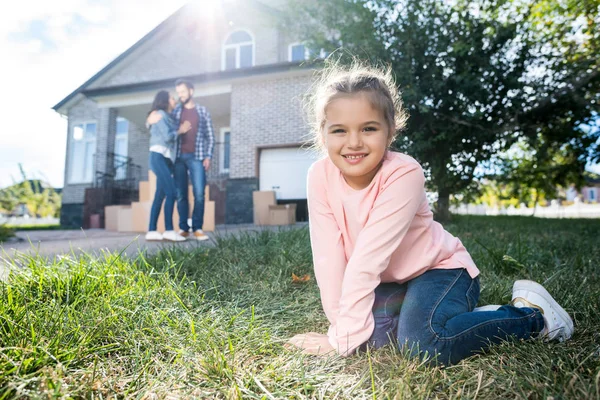 Mädchen sitzt im Garten des neuen Hauses — Stockfoto