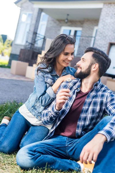 Jovem casal relaxante no jardim — Fotografia de Stock