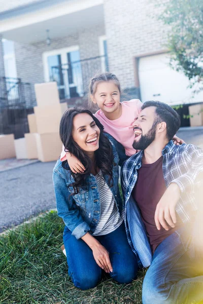 Familia divirtiéndose juntos — Stock Photo