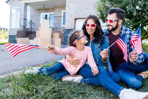 Famille avec drapeaux américains et lunettes de soleil — Photo de stock