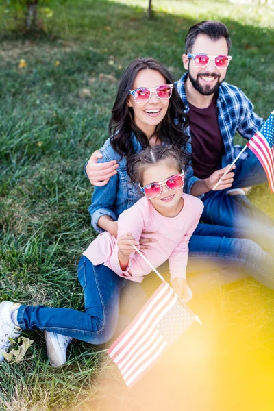 Familia americana con banderas de EE.UU. — Stock Photo