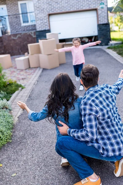 Mädchen rennt Eltern in die Arme — Stockfoto