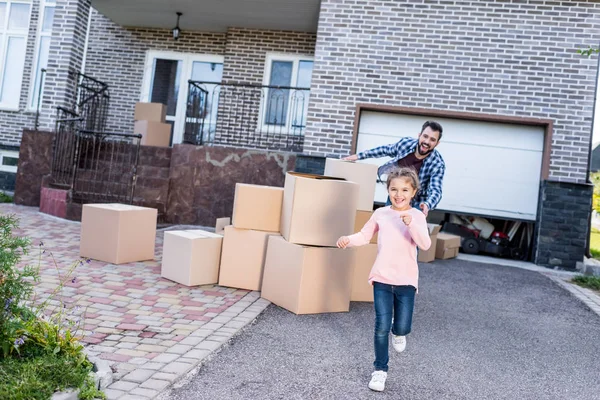 Father trying to catch-up daughter — Stock Photo