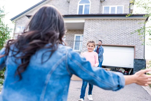 Figlia che corre dalla madre per un abbraccio — Foto stock