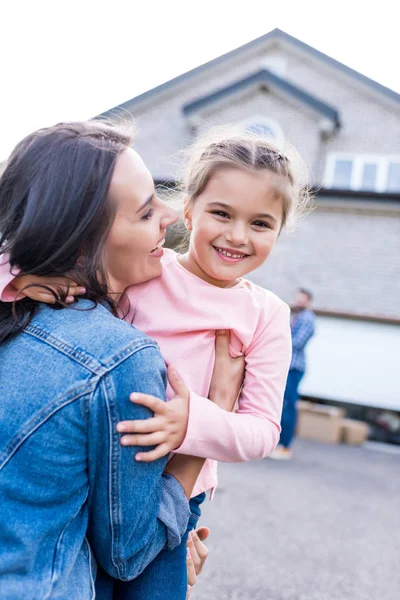 Mère et fille embrassant — Photo de stock