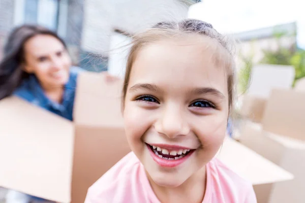 Madre e hija divirtiéndose con cajas - foto de stock