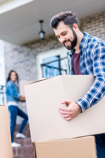 Pareja mudándose a nueva casa - foto de stock