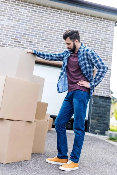 Man moving into new house — Stock Photo