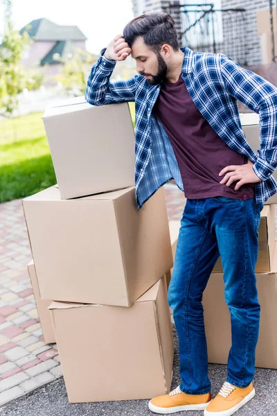 El hombre se muda a casa nueva - foto de stock