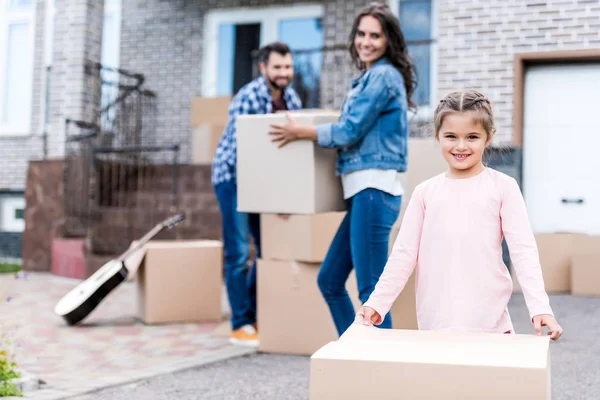 Famille déménageant dans une nouvelle maison — Photo de stock