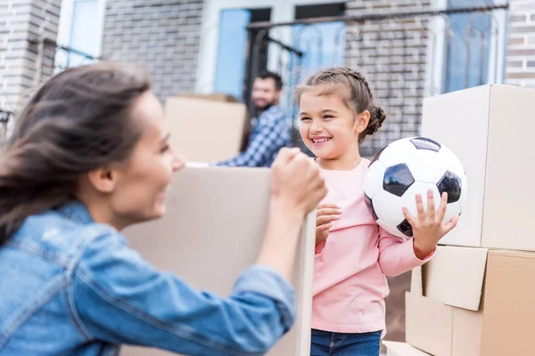 Famille déménageant dans une nouvelle maison — Photo de stock