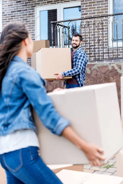 Couple déménageant dans une nouvelle maison — Photo de stock