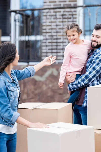 Família se mudando para uma nova casa — Fotografia de Stock