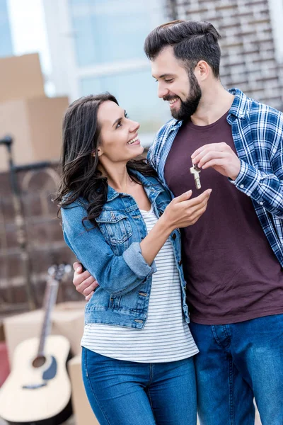 Couple with keys of new house — Stock Photo