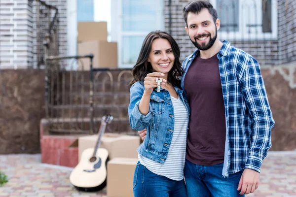 Couple with keys of new house — Stock Photo