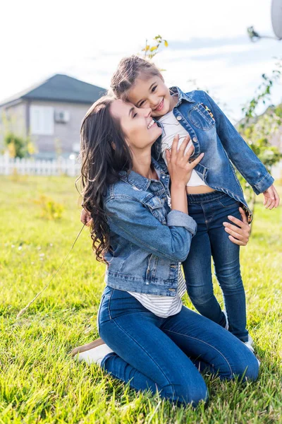 Mutter kuschelt ihre Tochter — Stockfoto