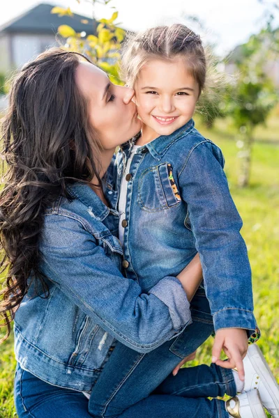 Mãe beijando filha — Fotografia de Stock