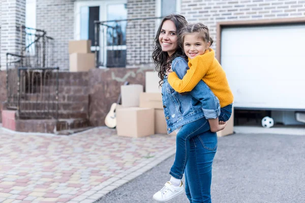 Tochter huckepack reitet Mutter — Stockfoto