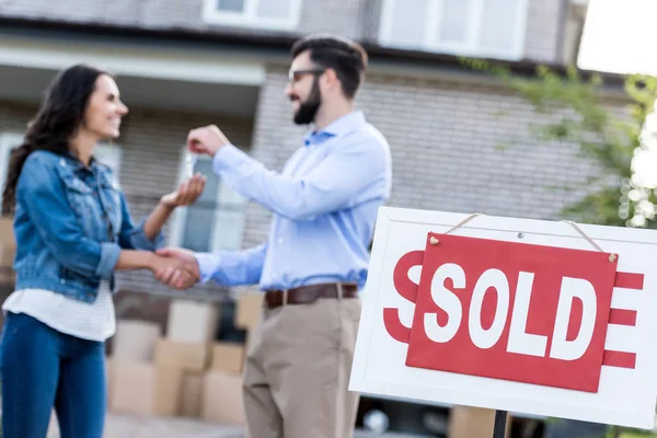 Woman buying new house — Stock Photo