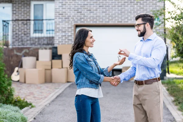 Donna che compra nuova casa — Foto stock