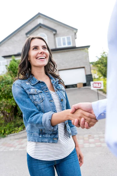 Femme serrant la main avec agent immobilier — Photo de stock