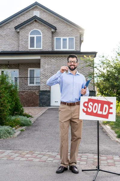 Agente immobiliare con chiavi di casa venduta — Foto stock