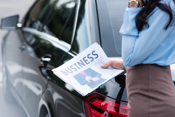 Mujer holding periódico de negocios - foto de stock