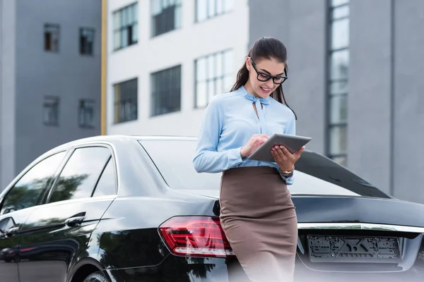 Mujer de negocios escribiendo en la tableta digital - foto de stock