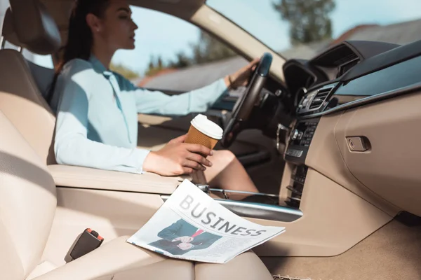 Wirtschaftszeitung im Auto — Stockfoto