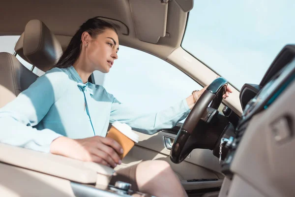 Donna guida auto con caffè — Foto stock