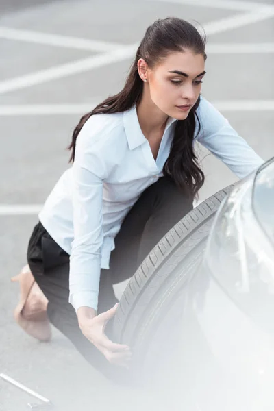 Femme changer de pneu de voiture — Photo de stock