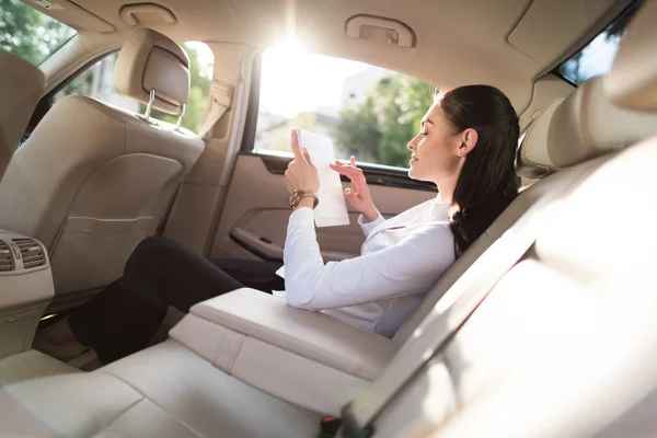 Frau nutzt digitales Tablet im Auto — Stockfoto