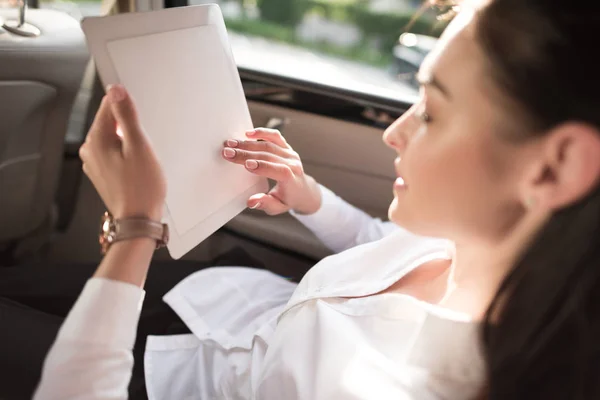 Mujer usando tableta digital en el coche - foto de stock