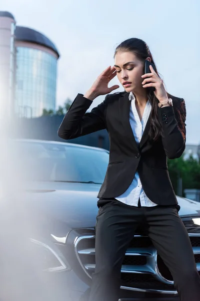 Donna d'affari travagliata che parla al telefono — Foto stock