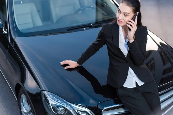 Женщина на машине разговаривает по телефону — стоковое фото