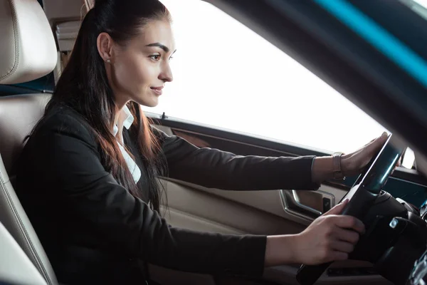 Femme d'affaires voiture de conduite — Photo de stock