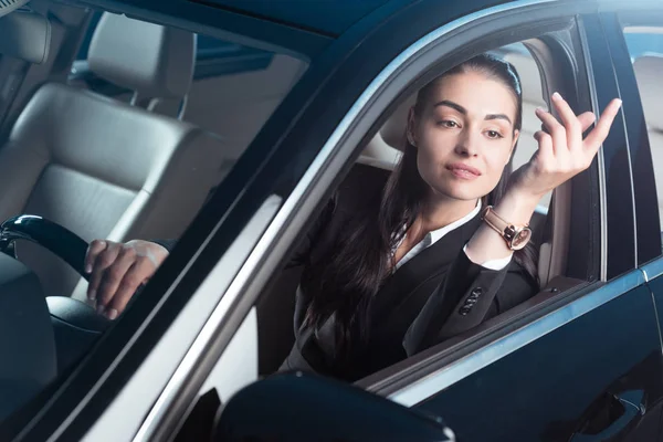 Mujer llamando a drive-through empleado - foto de stock
