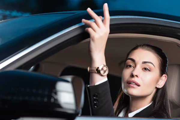 Mulher chamando drive-through empregado — Fotografia de Stock
