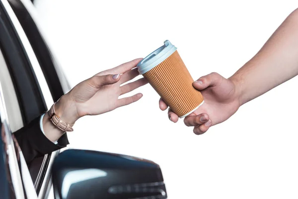 Жінка отримує каву в проїзді — стокове фото