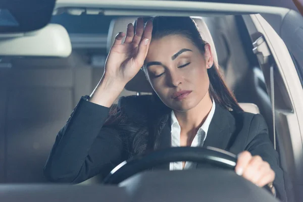 Femme fatiguée dans la voiture — Photo de stock