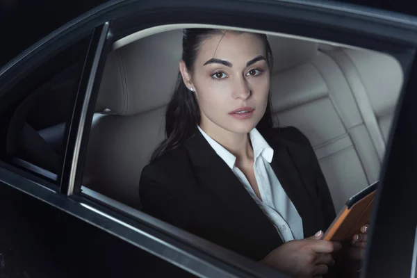 Mulher no banco do passageiro do carro — Fotografia de Stock