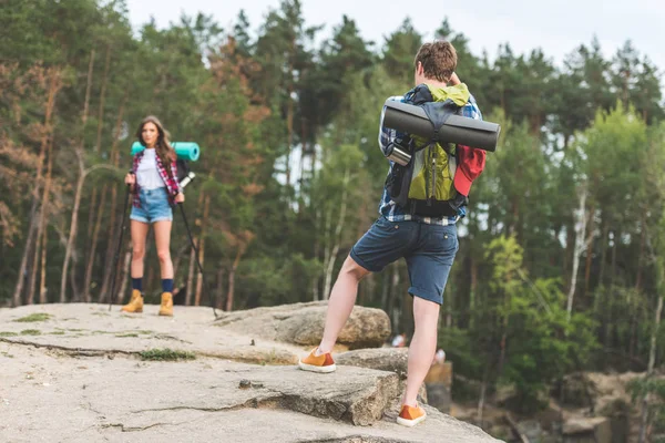 Man taking photo of girlfriend in forest — Stock Photo