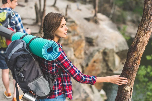Active couple with backpacks — Stock Photo