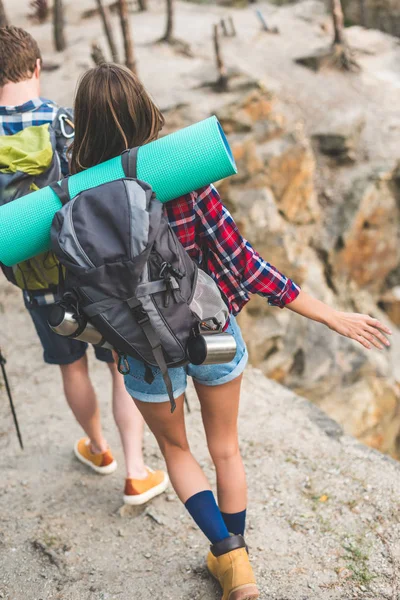 Couple with backpacks hiking — Stock Photo