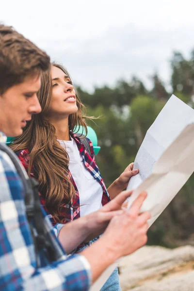 Couple on hiking trip with map — Stock Photo