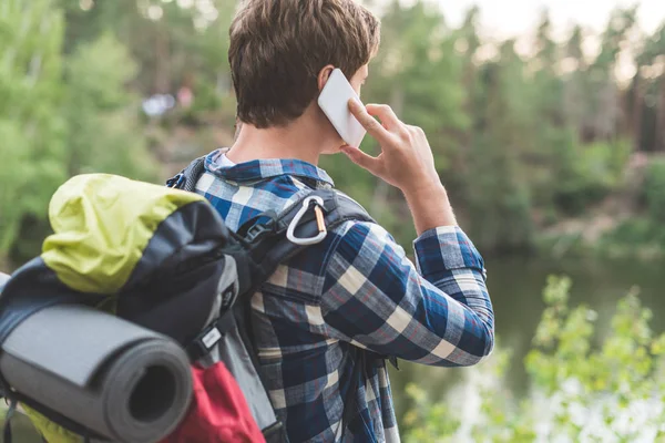Hiker talking by phone — Stock Photo