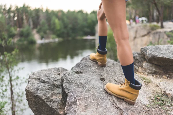 Donna in piedi sulla costa del fiume — Foto stock